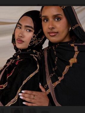 Vela Black Chain-Print Hijab Scarf